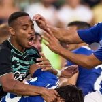 54986-kericuhan-real-betis-vs-como
