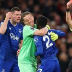 Tampar Teman Sendiri Pemain Everton Dikartu Merah! Bukannya Menang MU Malah Kalah 1-0 Lawan 10 Orang!! 55791-idrissa-gueye-menampar-rekannya-sendiri-michael-keane-di-tengah-pertandingan