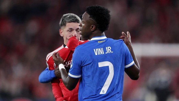 Gol Indah Vinicius Hancurkan Benfica Dalam Laga Penuh Drama! Gianluca Prestianni Dikecam Si Tukang Rasis