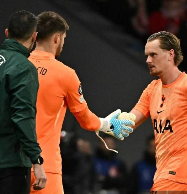 Kiper Tottenham Diganti Setelah Kebobolan 3 Gol 3 Blunder Hanya Dalam Waktu 17 Menit Debut UCL