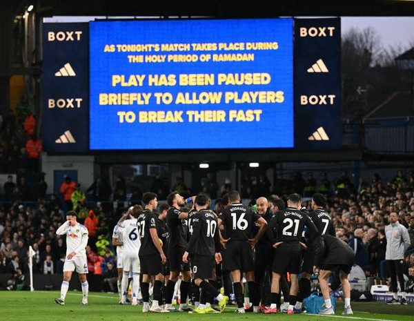 Momen Wasit Hentikan Pertandingan Leeds Vs Man City Saat Berbuka Sementara Laliga Larang Berbuka