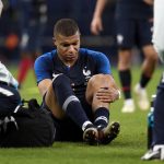 Kylian Mbappe Cedera Lutut, Absen Tiga Laga Prancis Penyerang Prancis duduk di lapangan sambil memegang lutut setelah pertandingan melawan Turki