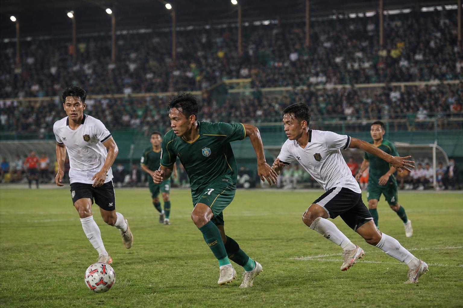 Pertandingan sepak bola di stadion Indonesia yang menggambarkan persaingan Pegadaian Championship