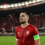 Pemain Serbia berdiri di lapangan Stadion Rajko Mitić menjelang pertandingan Nations League melawan Belanda