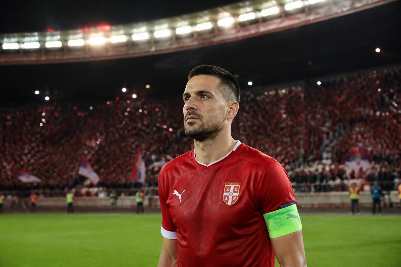 Pemain Serbia berdiri di lapangan Stadion Rajko Mitić menjelang pertandingan Nations League melawan Belanda