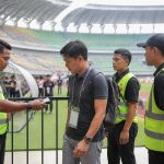 Match steward memeriksa akses personel di pintu area terbatas stadion sepak bola