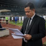Alur Sanksi Komdis PSSI di Liga Indonesia Match commissioner meninjau dokumen pertandingan di sisi lapangan stadion sepak bola Indonesia