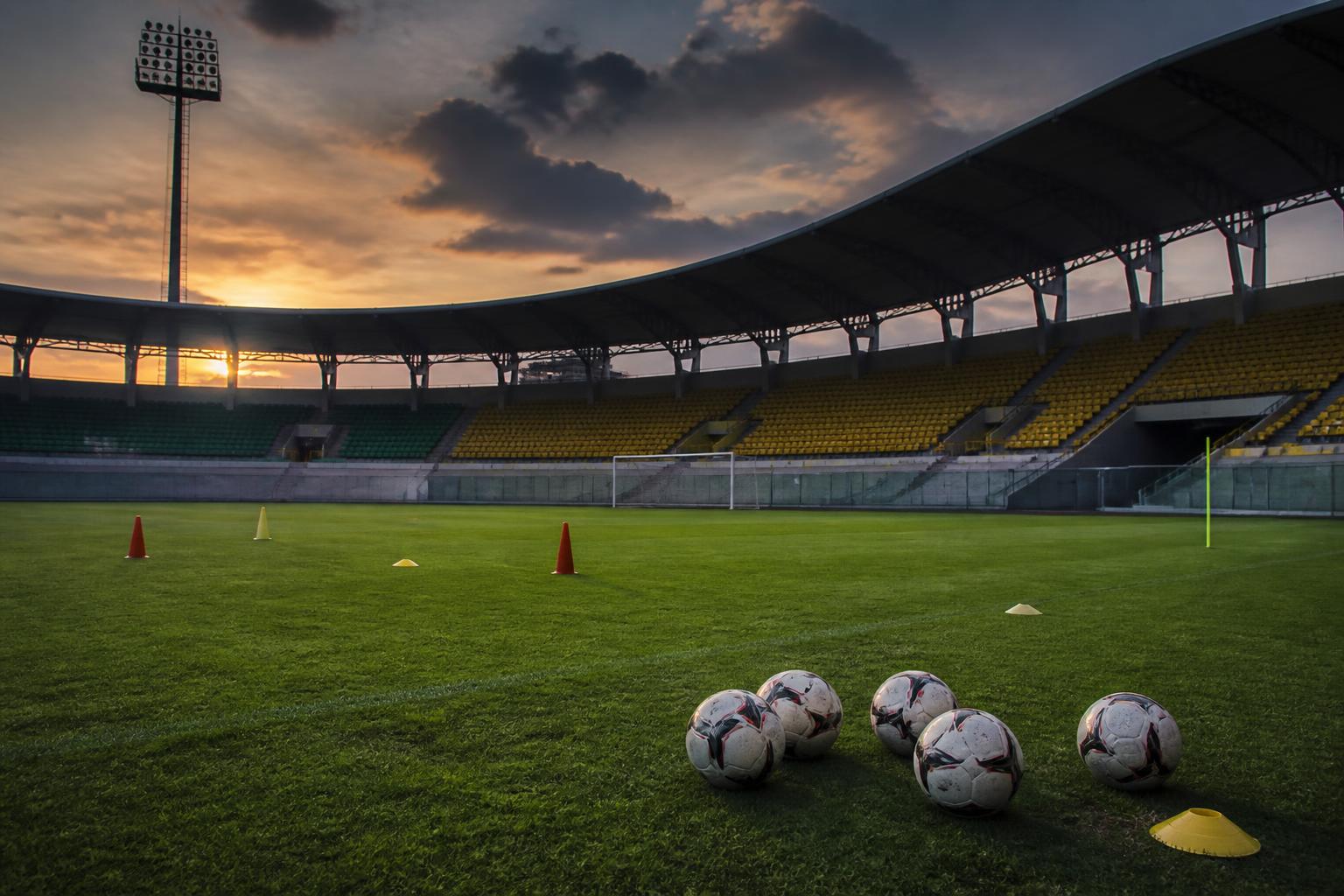 Lapangan sepak bola Ghana yang kosong dengan perlengkapan latihan setelah pergantian pelatih