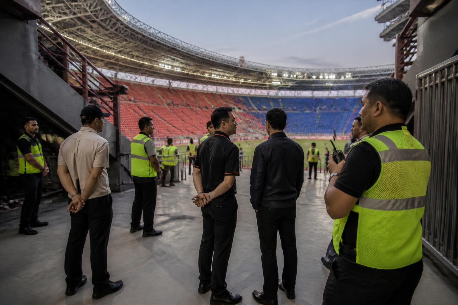 Petugas keamanan dan steward memeriksa area stadion sebelum pertandingan sepak bola Liga Indonesia