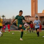 Daftar Skuad Piala Dunia U-17 Wanita 2026 Resmi Pemain sepak bola putri U-17 dari berbagai negara melakukan pemanasan di lapangan stadion di Rabat, Maroko.