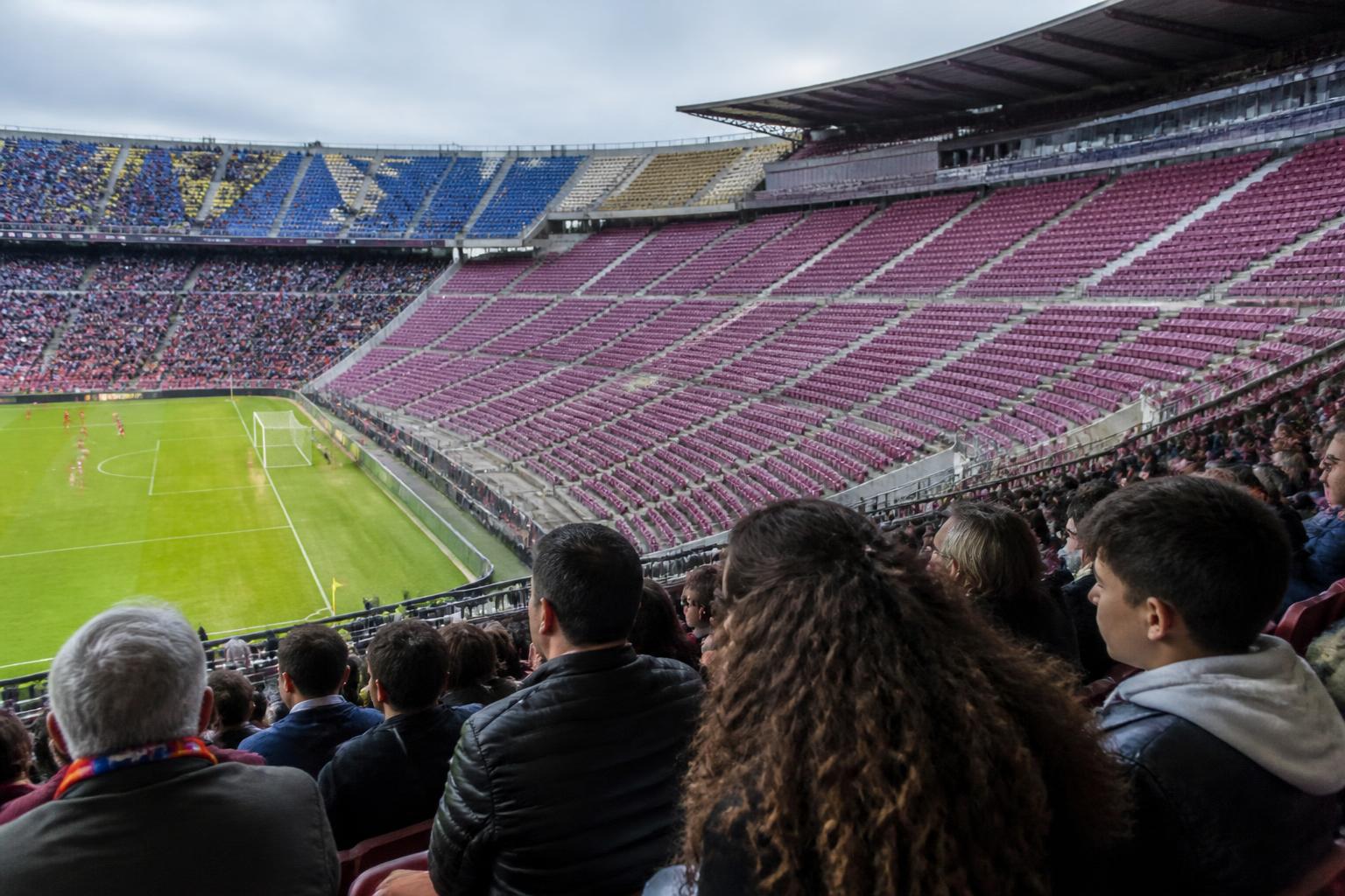Tribun stadion sepak bola dengan sebagian area kursi dikosongkan sebagai gambaran sanksi FIFA terhadap Spanyol