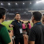 Media officer berkoordinasi dengan wartawan dan fotografer di area media stadion saat hari pertandingan