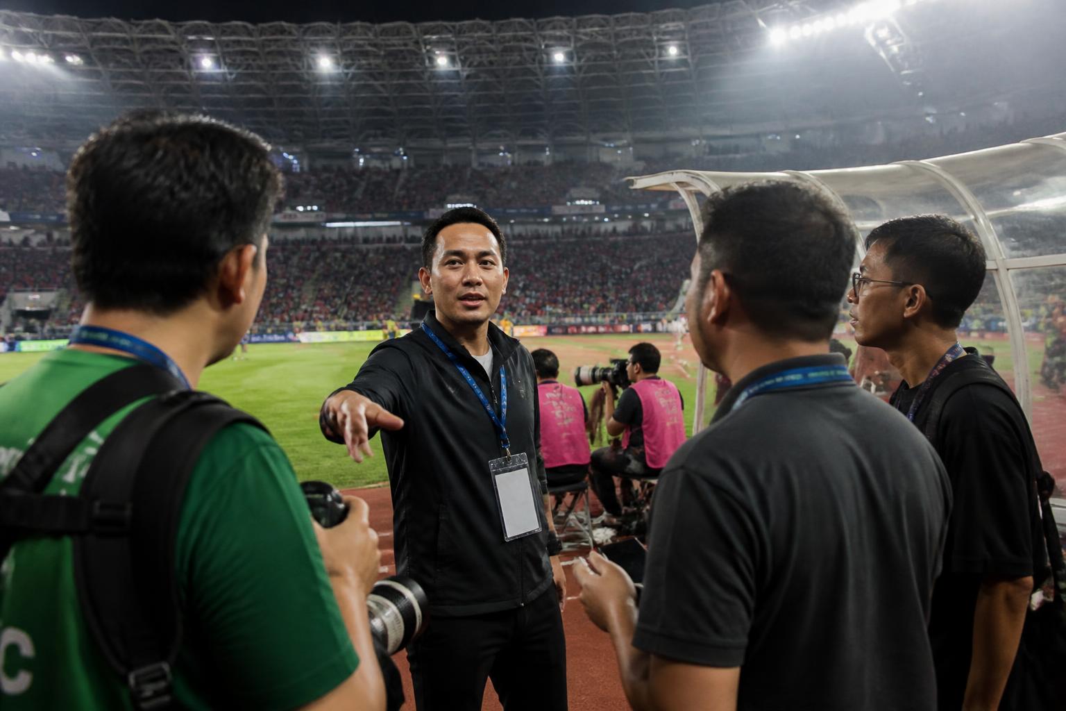 Media officer berkoordinasi dengan wartawan dan fotografer di area media stadion saat hari pertandingan
