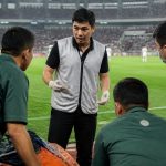 Medical Officer Liga Indonesia: Tugas dan Standar Keselamatan Medical officer berkoordinasi dengan tim medis di tepi lapangan stadion sepak bola