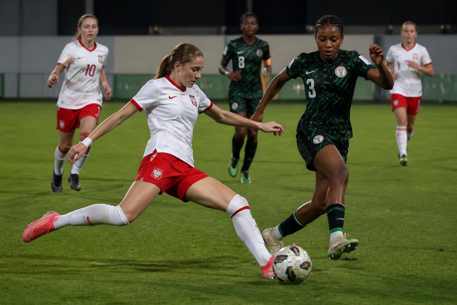 Pemain Polandia dan Nigeria bersaing dalam pertandingan Piala Dunia U-17 Wanita 2026 di Rabat