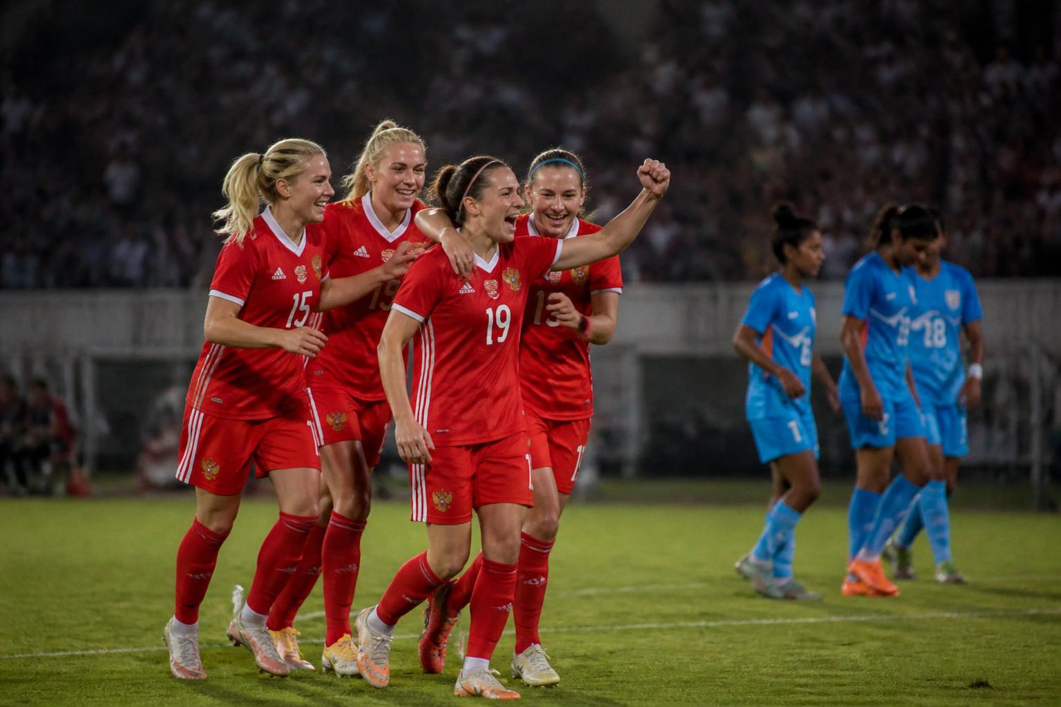 Pemain tim putri Rusia merayakan gol dalam laga persahabatan melawan India di Kolkata