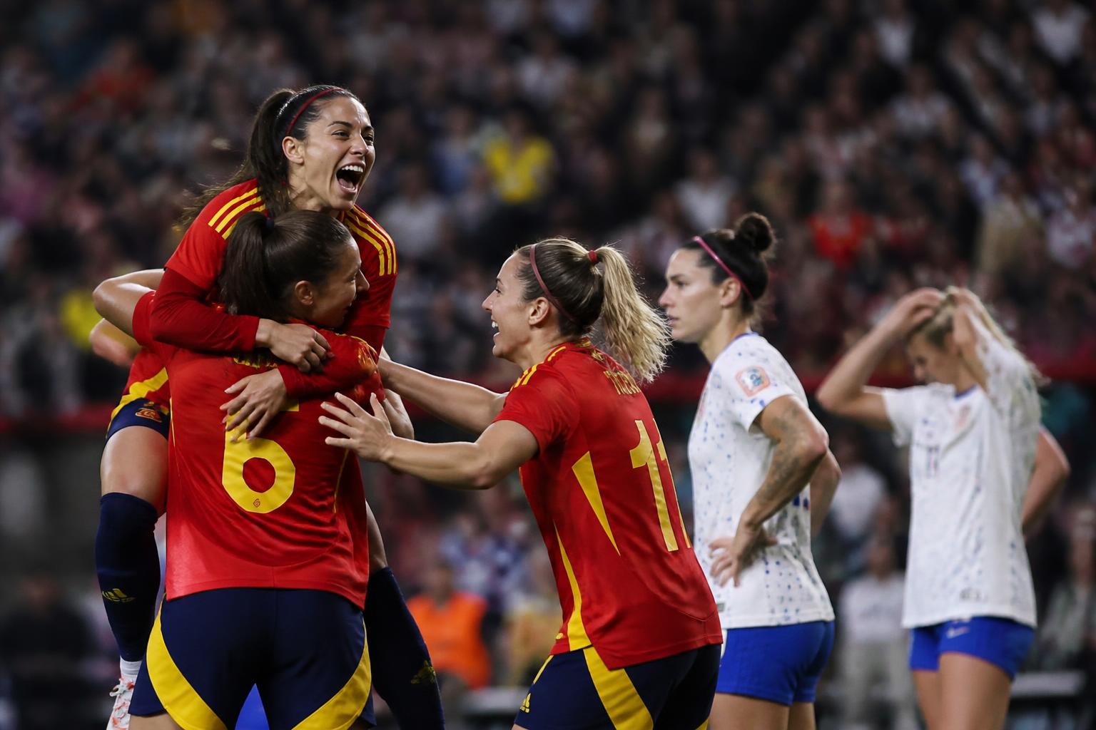 Pemain Spanyol merayakan kemenangan atas Amerika Serikat dalam pertandingan sepak bola putri internasional di stadion