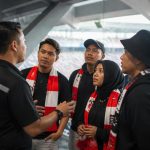 Supporter Liaison Officer Liga Indonesia: Peran dan Tugas Petugas penghubung klub berbicara dengan kelompok suporter di area stadion