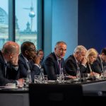 Delegasi asosiasi sepak bola mengikuti pertemuan resmi UEFA di sebuah ruang konferensi di Berlin